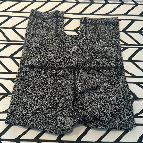 Lululemon Wunder Under High Rise 1/2 Tight in size 2 Luon Crackle Black White - Picture 4 of 6